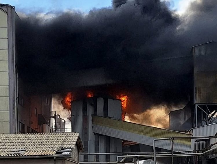 Lokaliziran požar u Petrokemiji Kutina – nema ozlijeđenih!