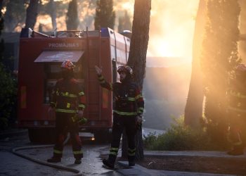 Vatrogasci pod kontrolom drže liniju od 40 km: Na Braču ugašen i požar kod Bola