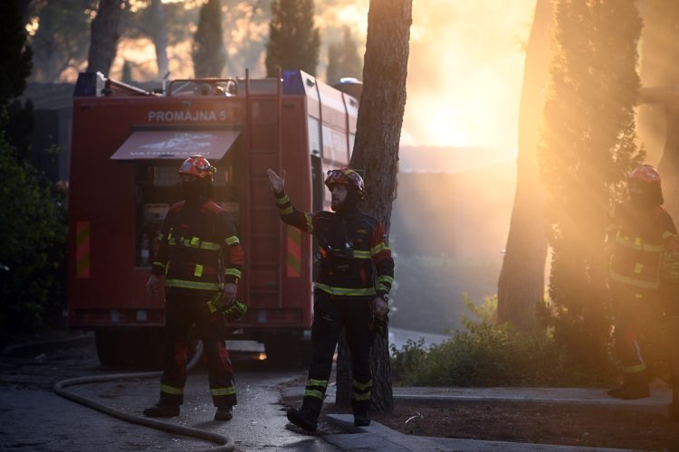 Vatrogasci pod kontrolom drže liniju od 40 km: Na Braču ugašen i požar kod Bola