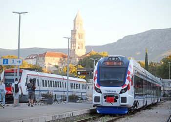 HŽ modernizira flotu: Novi Končarev hibridni vlak povezao Split i Zagreb