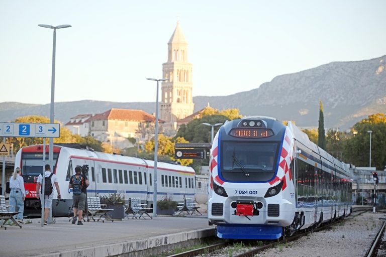 HŽ modernizira flotu: Novi Končarev hibridni vlak povezao Split i Zagreb