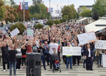 Veliki prosvjed u Našicama: Građani protiv spaljivanja otpada iz Gospića u cementari Nexe