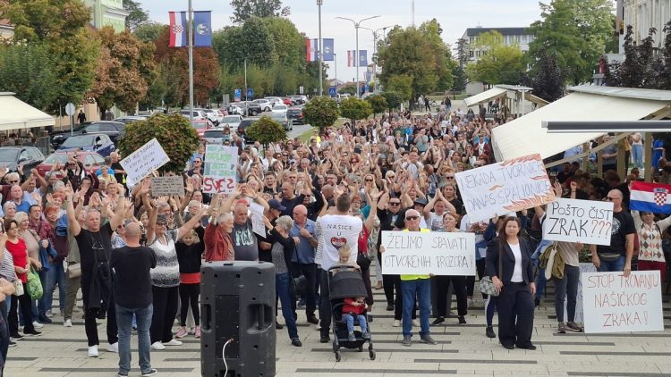 Veliki prosvjed u Našicama: Građani protiv spaljivanja otpada iz Gospića u cementari Nexe