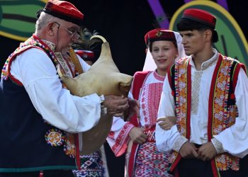 Raskoš tradicijske kulture: 62 folklorne skupine i konjanici prošli ulicama Vinkovaca