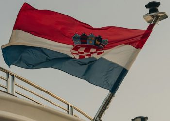 Preokret u Makarskoj: Napadnuti muškarac završio u zatvoru zbog vrijeđanja Hrvatske i veličanja Ratka Mladića