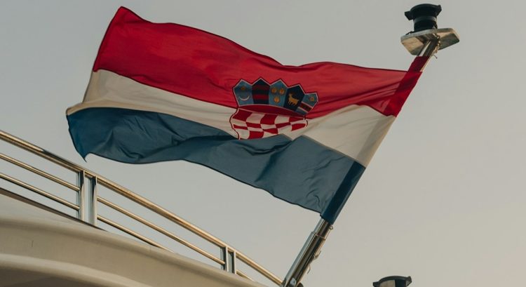 Preokret u Makarskoj: Napadnuti muškarac završio u zatvoru zbog vrijeđanja Hrvatske i veličanja Ratka Mladića
