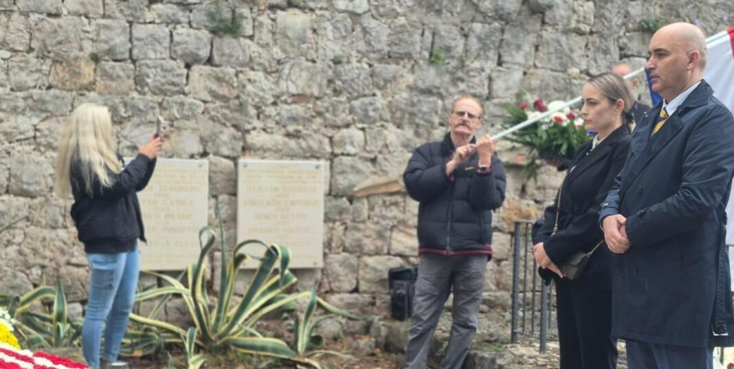 Polaganjem vijenaca na Daksi odana počast za 53 žrtve partizanskog zločina iz 1944. Polaganjem vijenaca na Daksi odana počast za 53 žrtve partizanskog zločina iz 1944.