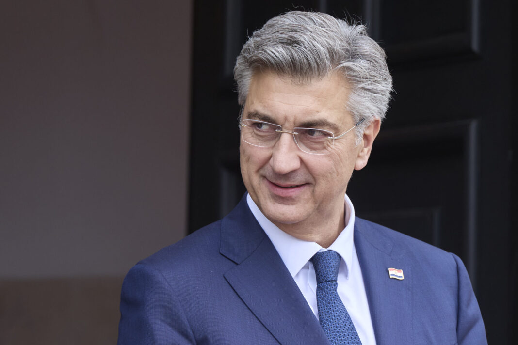Plenković iz Bruxellesa: “Izdvojili smo osam točaka za Crnu Goru, a prosvjedna nota Srbije je potpuni nonsens” Plenković iz Bruxellesa: “Izdvojili smo osam točaka za Crnu Goru, a prosvjedna nota Srbije je potpuni nonsens”