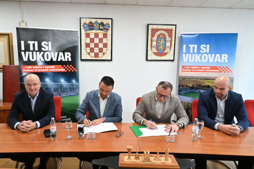 Tvrtka Pevex donira Vukovaru 100.000 eura za izgradnju stadiona Tvrtka Pevex donira Vukovaru 100.000 eura za izgradnju stadiona