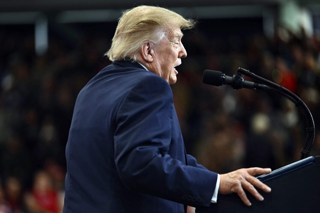 Trump na skupu u Arizoni: “Osobe koje odaju vojne informacije trebalo bi strijeljati” Trump na skupu u Arizoni: “Osobe koje odaju vojne informacije trebalo bi strijeljati”