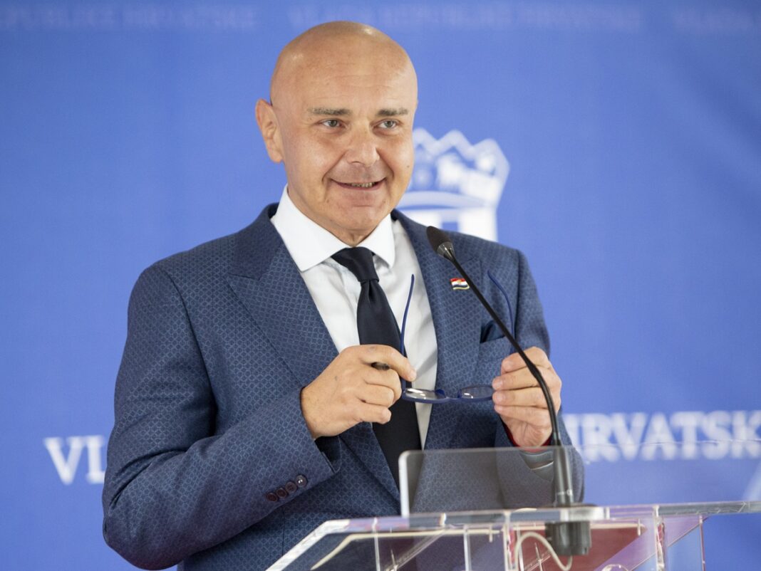 Ministar Ružić najavio početak pregovora sa sindikatima i cilj za minimalnu plaću od 1250 eura Ministar Ružić najavio početak pregovora sa sindikatima i cilj za minimalnu plaću od 1250 eura