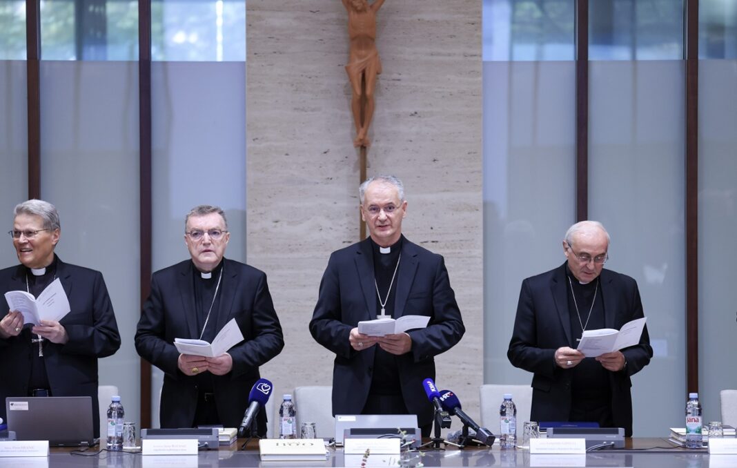 Biskupi na zasjedanju HBK istaknuli važnost sinodalnog procesa i cjelovitog odgoja budućih svećenika Biskupi na zasjedanju HBK istaknuli važnost sinodalnog procesa i cjelovitog odgoja budućih svećenika