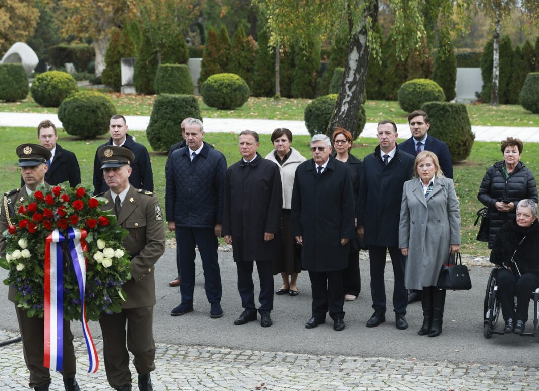 Premijer Plenković i predsjednik Sabora Jandroković položili vijence na Mirogoju povodom Svih svetih