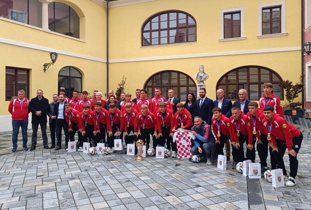 Prijem u Varaždinskoj županiji za školske svjetske prvake u nogometu: Zlatko Dalić i župan Stričak čestitali mladim prvacima