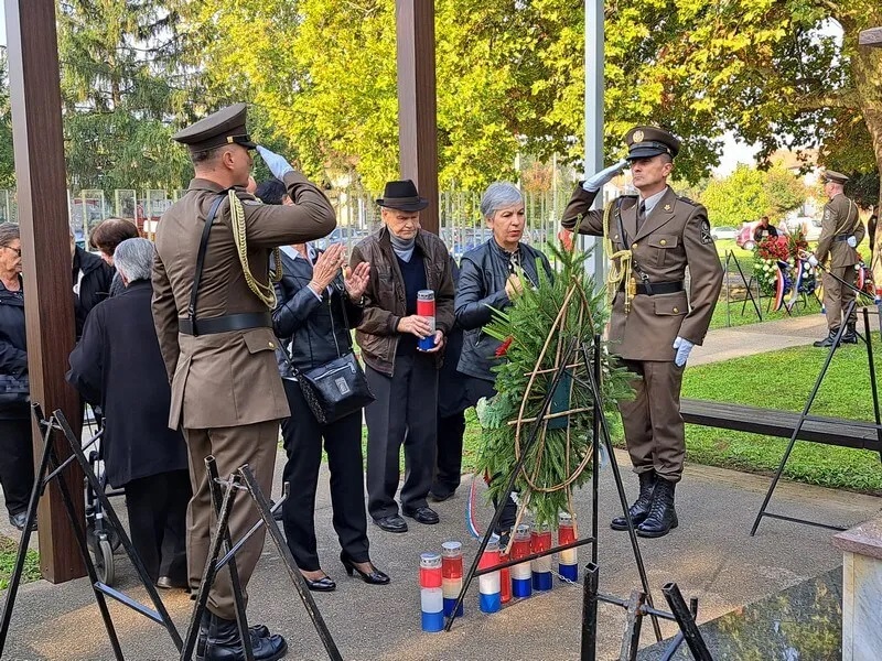Obilježena 35. obljetnica stradanja Sotina: Polaganje vijenaca i misa za 64 ubijena i nestala mještanina Obilježena 35. obljetnica stradanja Sotina: Polaganje vijenaca i misa za 64 ubijena i nestala mještanina