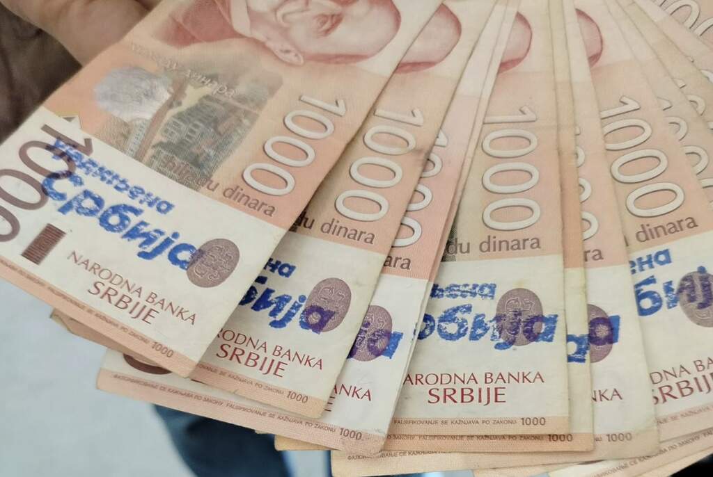 Bankomati u Srbiji izbacuju novčanice sa sloganima Vučićeve stranke Bankomati u Srbiji izbacuju novčanice sa sloganima Vučićeve stranke