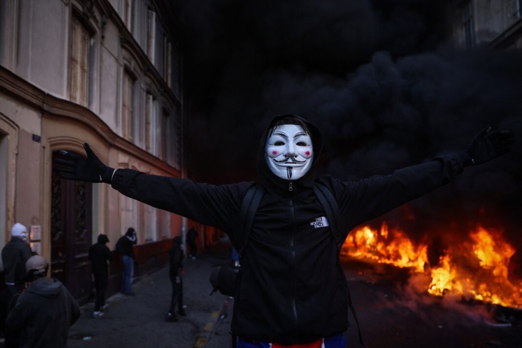 Prosvjednik s maskom Anonymousa