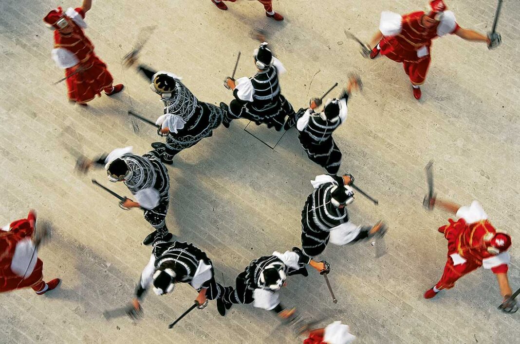 Stoljetna tradicija na zagrebačkim ulicama! Korčulanski viteški plesovi oduševit će prolaznike na Jelačićevu trgu! Stoljetna tradicija na zagrebačkim ulicama! Korčulanski viteški plesovi oduševit će prolaznike na Jelačićevu trgu!